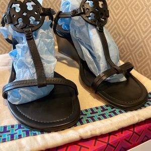 TORI BURCH black strappy leather sandal Wedge